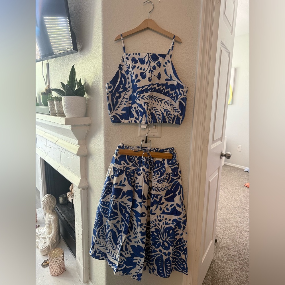 Banana Republic Bubble Hem Balloon Crop Top in Blue Floral Set